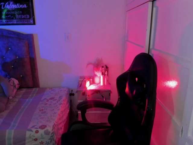 Laurahoot20 live cam on BongaCams