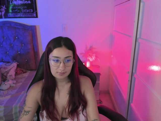 Laurahoot20 live cam on BongaCams