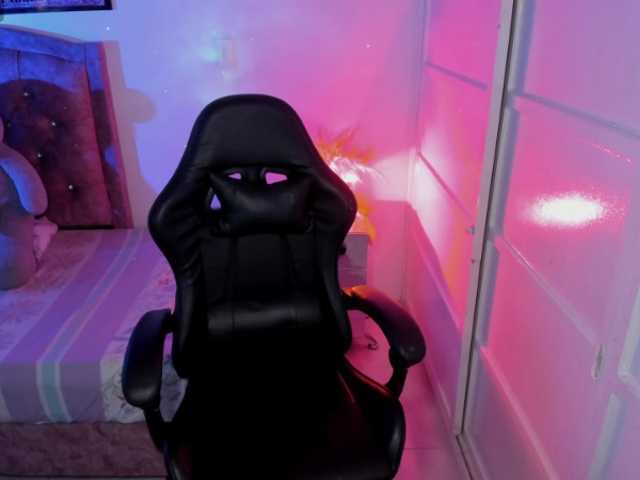 Laurahoot20 live cam on BongaCams