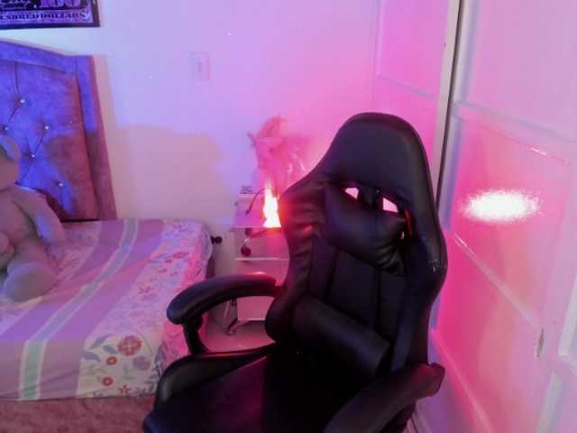 Laurahoot20 live cam on BongaCams