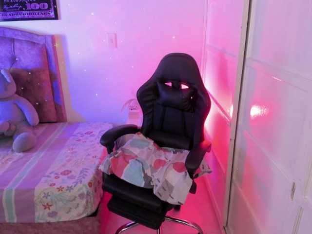 Laurahoot20 live cam on BongaCams