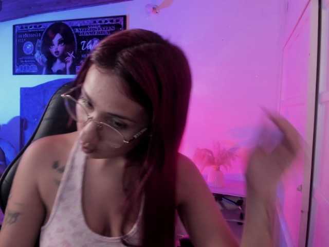 Laurahoot20 live cam on BongaCams