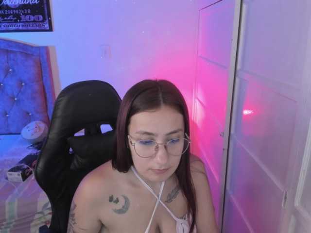 Laurahoot20 live cam on BongaCams