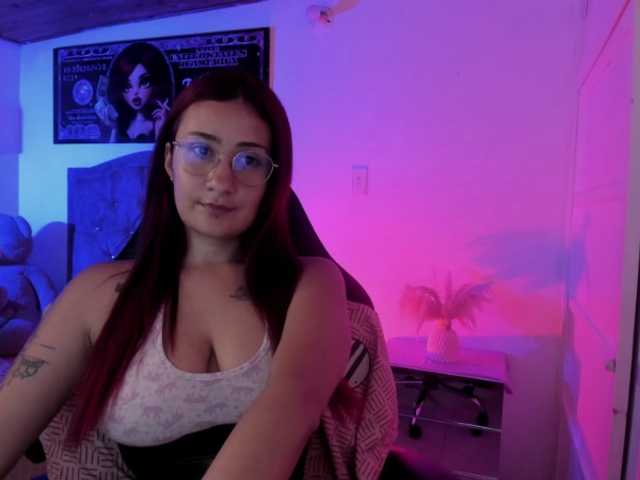 Laurahoot20 live cam on BongaCams