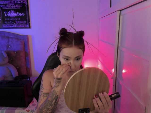 Laurahoot20 live cam on BongaCams