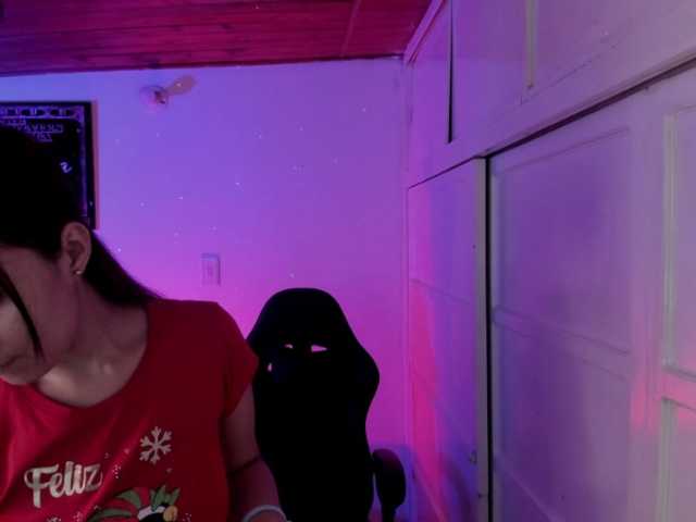 Laurahoot20 live cam on BongaCams