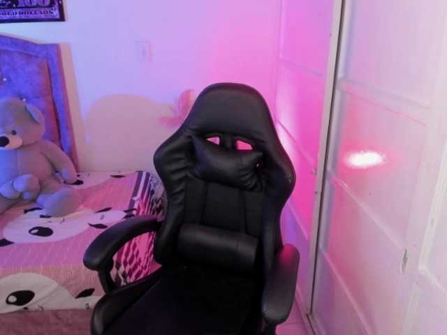 Laurahoot20 live cam on BongaCams