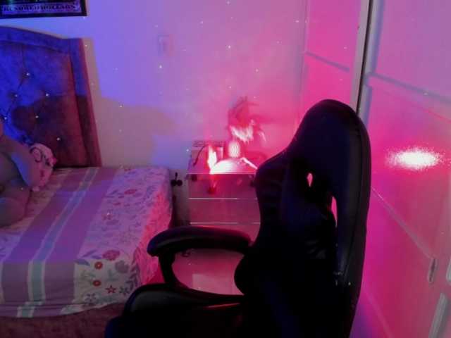 Laurahoot20 live cam on BongaCams