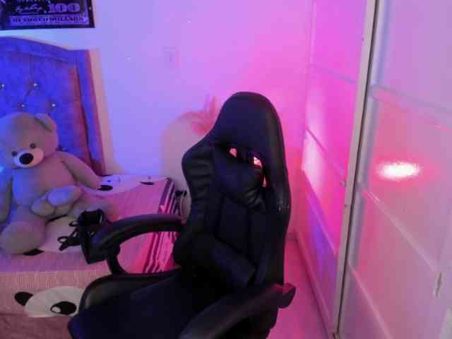 Laurahoot20 webcam
