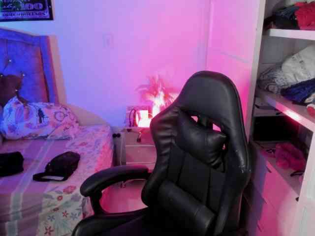 Laurahoot20 webcam