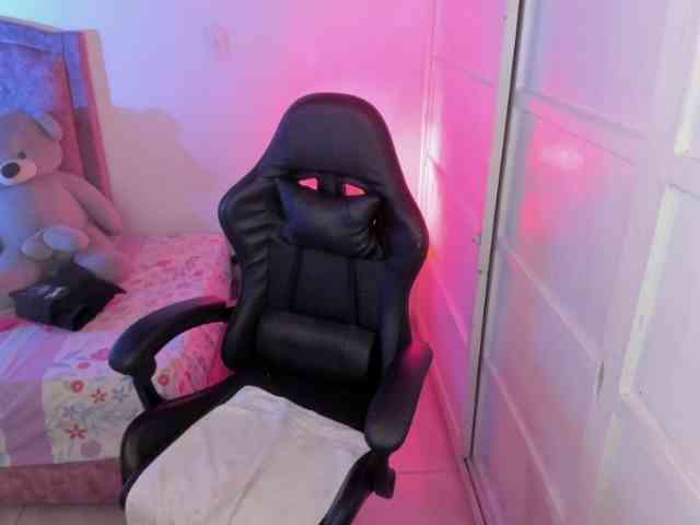 Laurahoot20 webcam