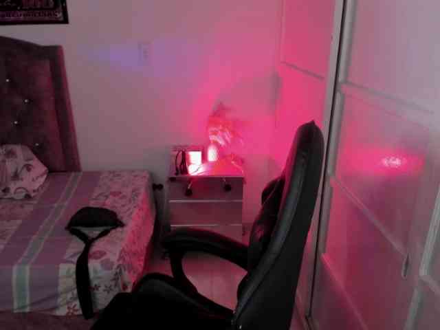 Laurahoot20 webcam
