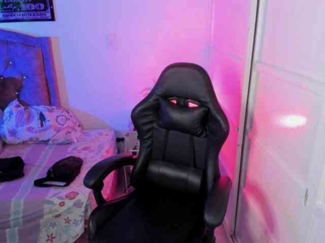 Laurahoot20 webcam