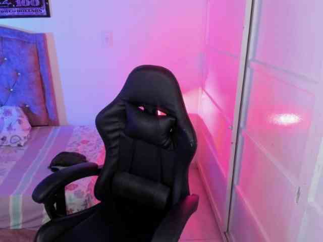 Laurahoot20 webcam
