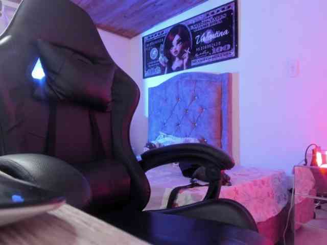 Laurahoot20 webcam