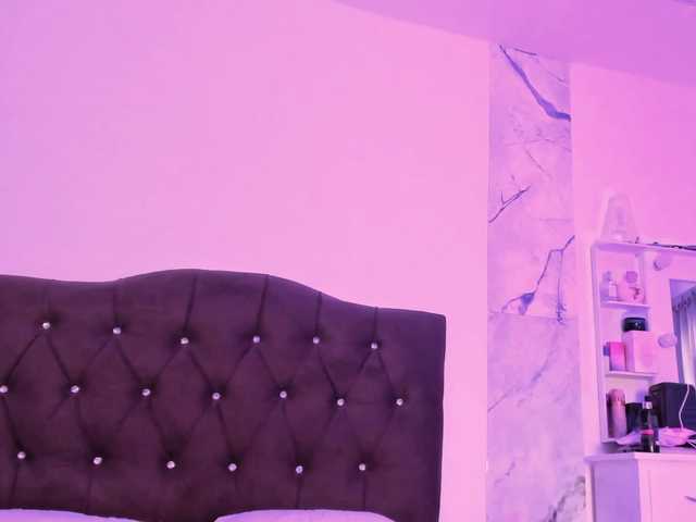 Alysson-18 live webcam show