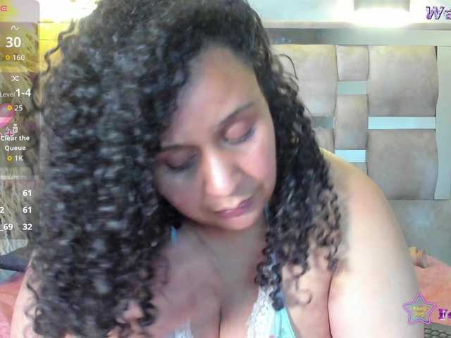 Danielaa-a live cam on BongaCams