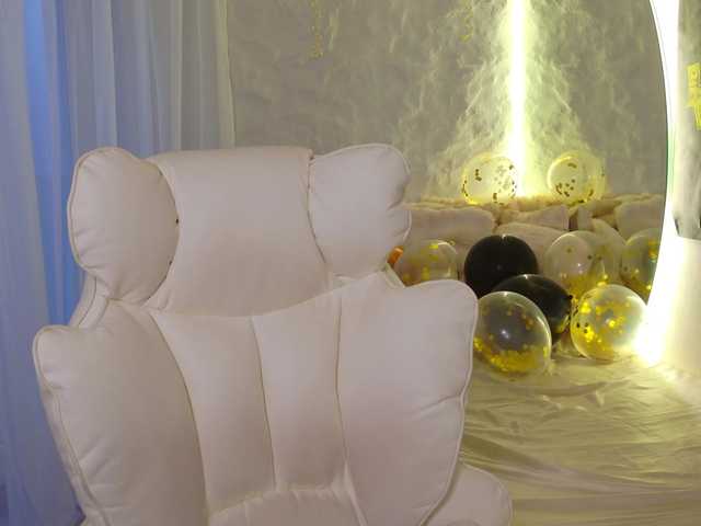 Moniqque's BongaCams show and profile