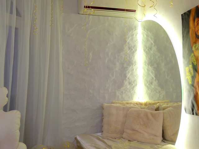 Moniqque's BongaCams show and profile