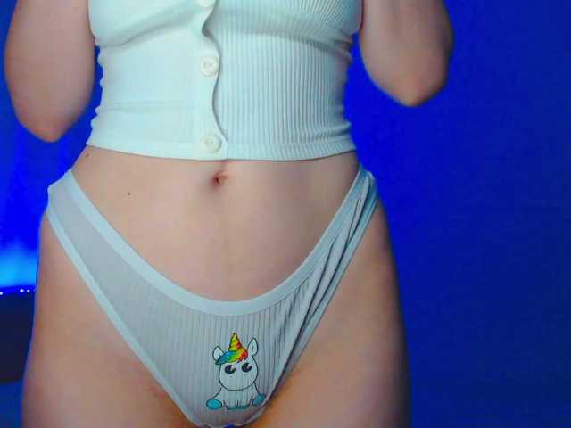 Emelicristal live cam on BongaCams