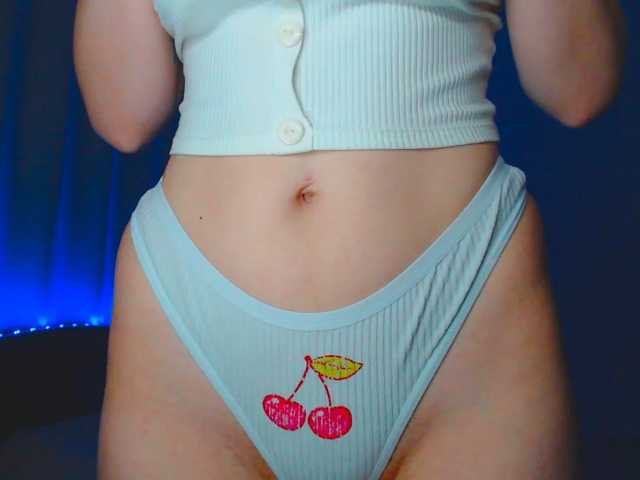 Emelicristal live cam on BongaCams