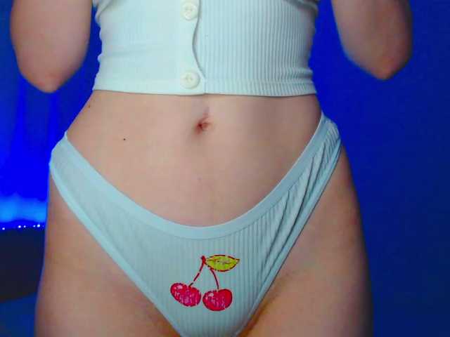 Emelicristal live cam on BongaCams