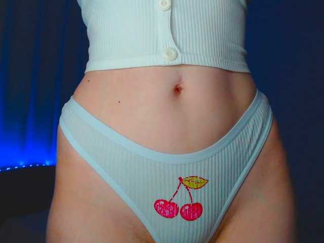 Emelicristal live cam on BongaCams