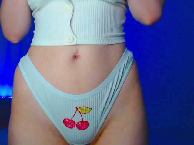 Emelicristal live cam on BongaCams