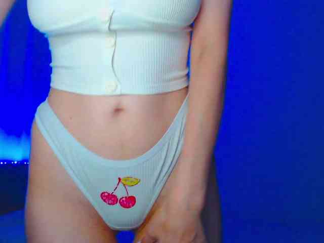 Emelicristal Live Webcam on BongaCams