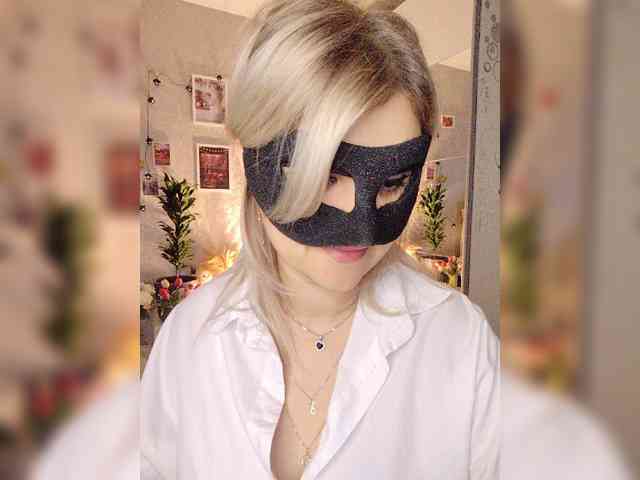 LOVEMENOW23's webcam live show