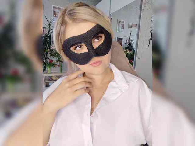 LOVEMENOW23's webcam live show