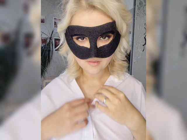 LOVEMENOW23's webcam live show