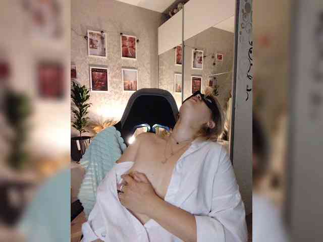 LOVEMENOW23 Live Webcam on BongaCams