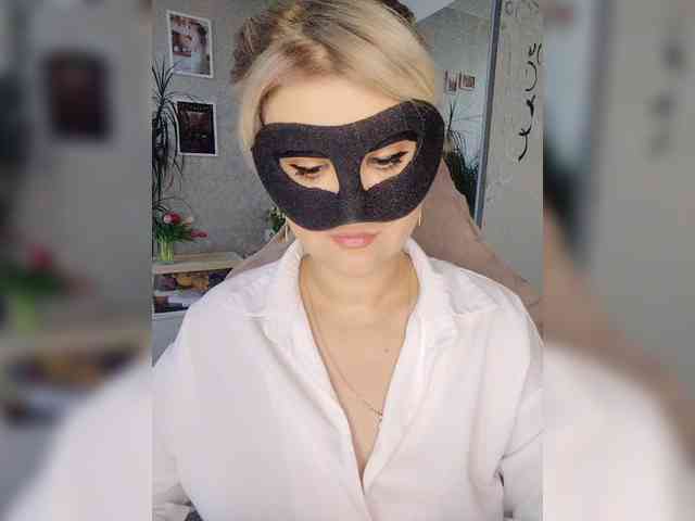 LOVEMENOW23's webcam live show
