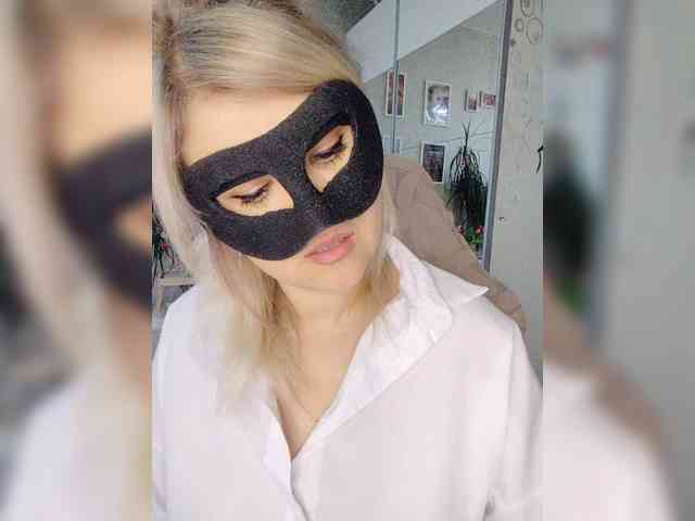 LOVEMENOW23's webcam live show