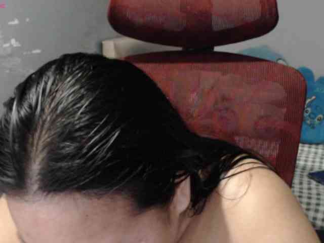 BubbleButtPinay webcam