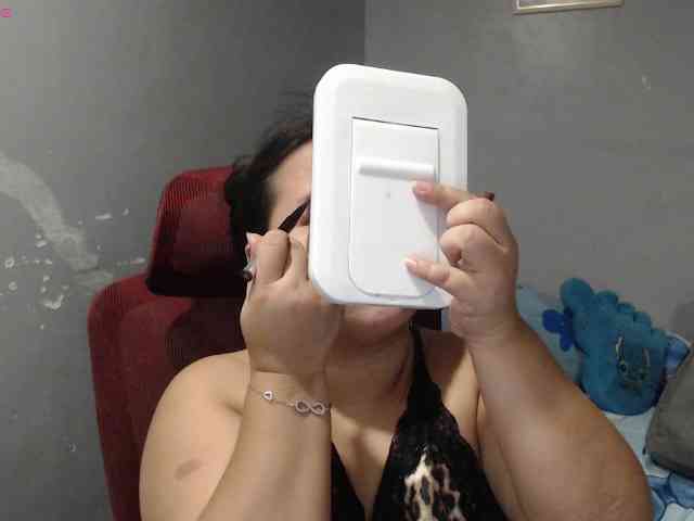 BubbleButtPinay webcam