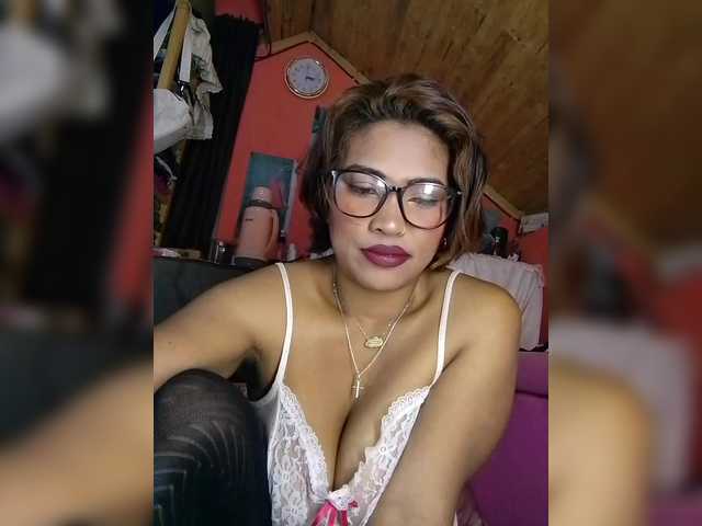 le modèle butterfly007 est en webcam porno dans un show sur le site bongacams, il possède les tags suivants: Ebony,Redhead,Hairy
