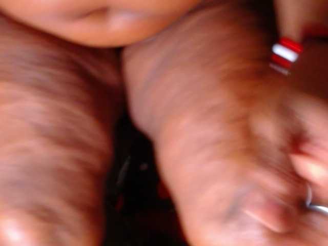 le modèle SOFI69SQUIRT est en webcam porno dans un show sur le site bongacams, il possède les tags suivants: Ebony,Brunette,Trimmed