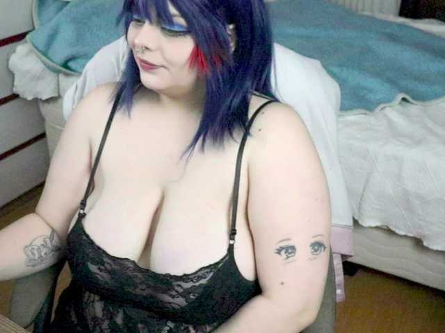 SweetSuika live cam on BongaCams