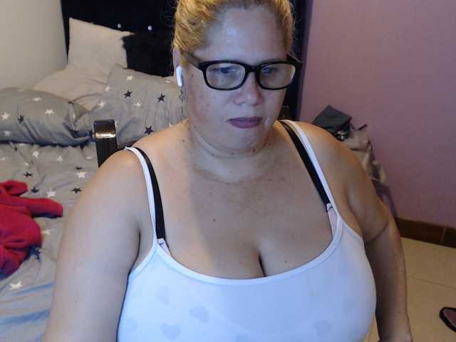 ElizabethTaylor8 live cam on BongaCams