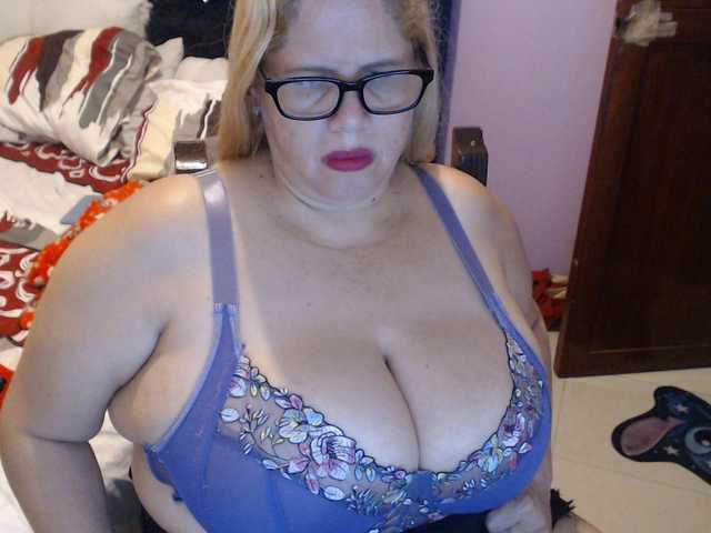ElizabethTaylor8 live cam on BongaCams
