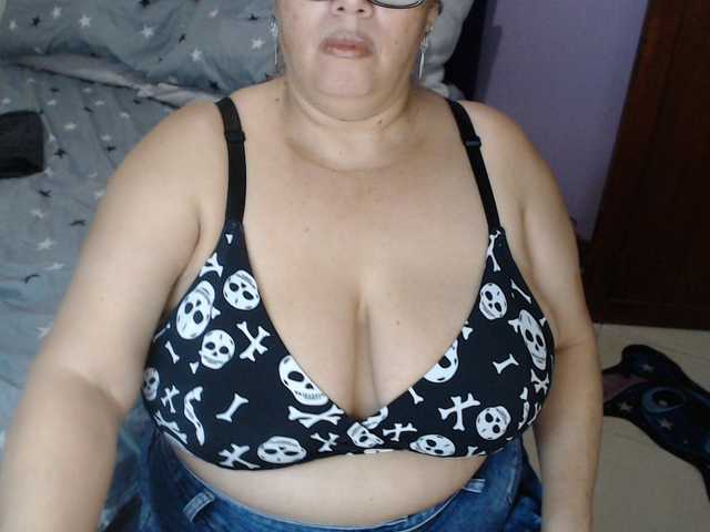 ElizabethTaylor8 live cam on BongaCams