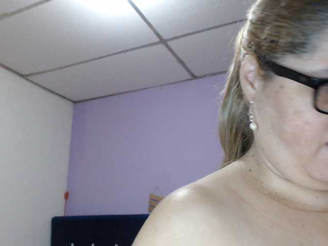 ElizabethTaylor8 live cam on BongaCams