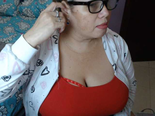 ElizabethTaylor8 live cam on BongaCams