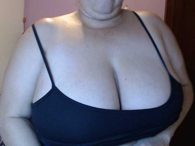 ElizabethTaylor8 live cam on BongaCams