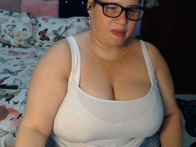 ElizabethTaylor8 live cam on BongaCams