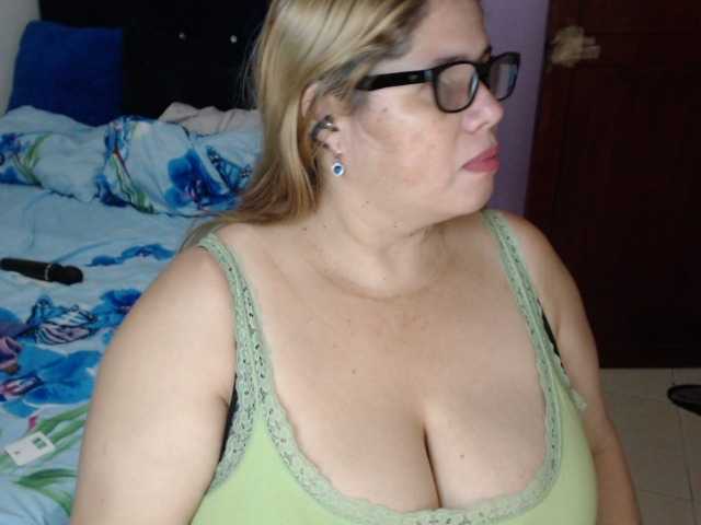 ElizabethTaylor8 live cam on BongaCams