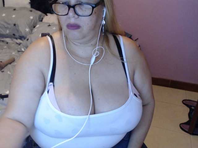 ElizabethTaylor8 live cam on BongaCams