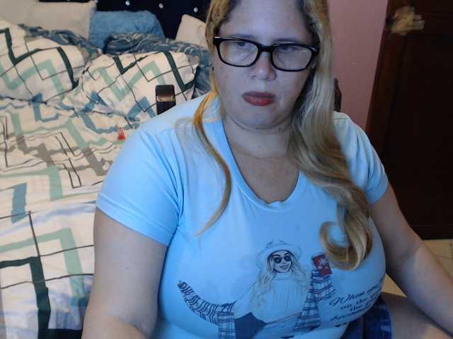 ElizabethTaylor8 live cam on BongaCams